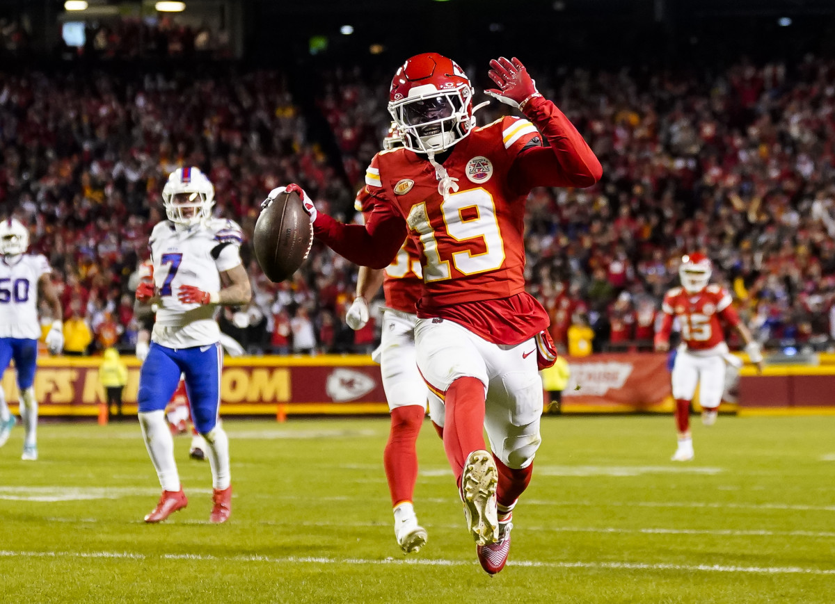Kadarius Toney runs into the endzone with the ball in one hand